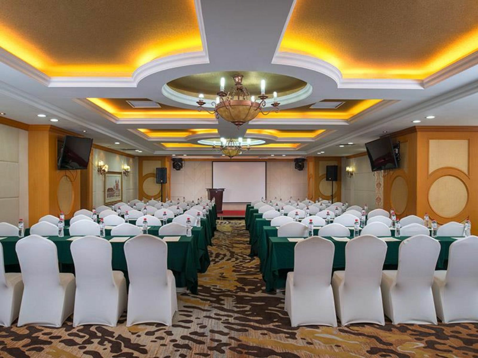 Vienna International Hotel Shenyang Railway Station מראה חיצוני תמונה